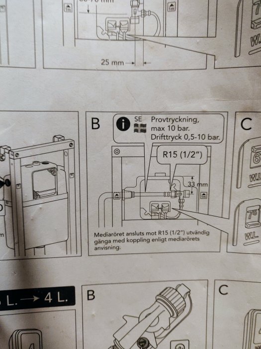 Monteringsinstruktion för fixtur med vattenanslutning från vänster och länkar.