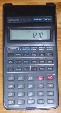 Casio-miniräknare med display som visar siffran 1210, relaterad till ett beräkningsinlägg.