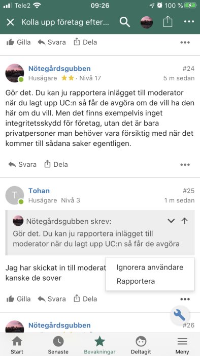 Skärmdump av ett diskussionsforum där en användare förklarar hur man rapporterar inlägg till moderatorer.