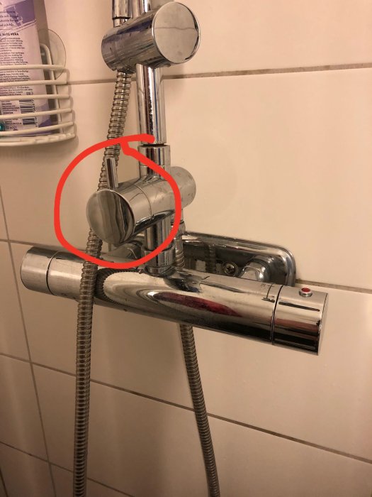 Duschblandare från Svedbergs som läcker där man väljer mellan duschslang och takdusch, markerat med röd cirkel.
