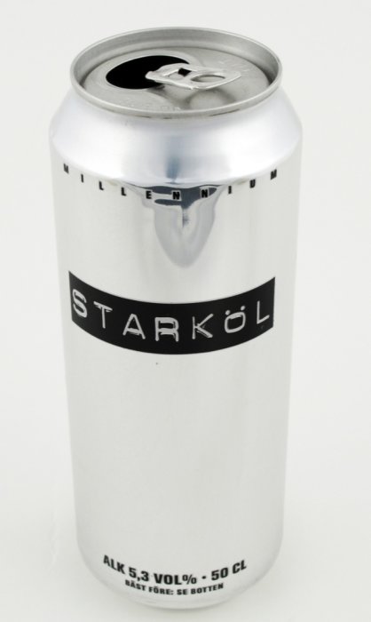 Aluminiumburk märkt "STARKÖL" på vit bakgrund, öppnad ölburk med 5.3% volym alkohol.