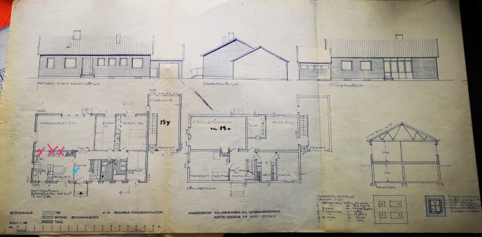 Äldre arkitektritningar av en husplan med röd och blå markeringar som visar potentiella väggar att riva för öppen planlösning.