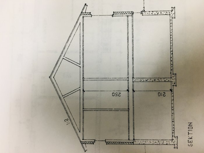 Arkitektonisk ritning av en hussektion som visar två väggar och en trappsektion, indikerande en avsedd konstruktion.