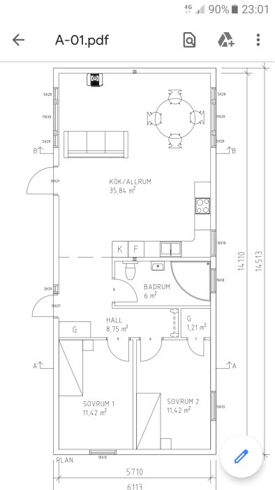 Ritning av en lägenhetsplan med beteckningar för kök, badrum, sovrum och hall, visar mått och layout.