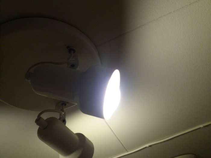 Tänd E27 LED-glödlampa i vit takarmatur med en annan armatur vid sidan.