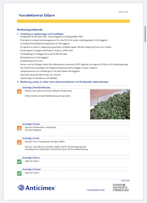 Sida ur besiktningsprotokoll med markeringar om riskområden och en bild av husets grund med växtlighet.