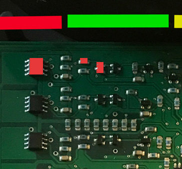 Närbild av kretskort med olika elektroniska komponenter och färgade markeringar.