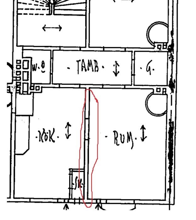 Ritning av en lägenhet från 1920-talet med en vägg markerad i rött som övervägs för rivning.