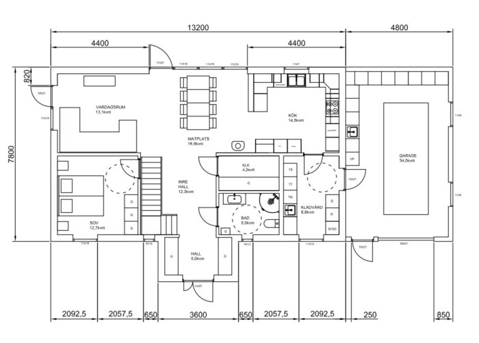 Arkitektonisk planritning av ett hus inklusive rum, mått och garage.