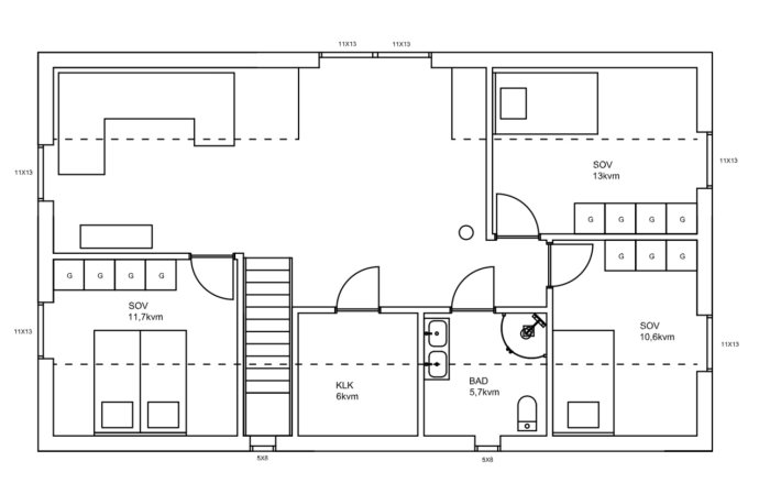 Planritning av ett hus visar rumsfördelning och dimensioner, inklusive sovrum, badrum och klädkammare.