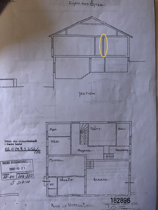 Arkitektritning av ett hus från 1960, markerat med en cirkel för att visa potentiellt bärande vägg som kan vara relevant för renovering.