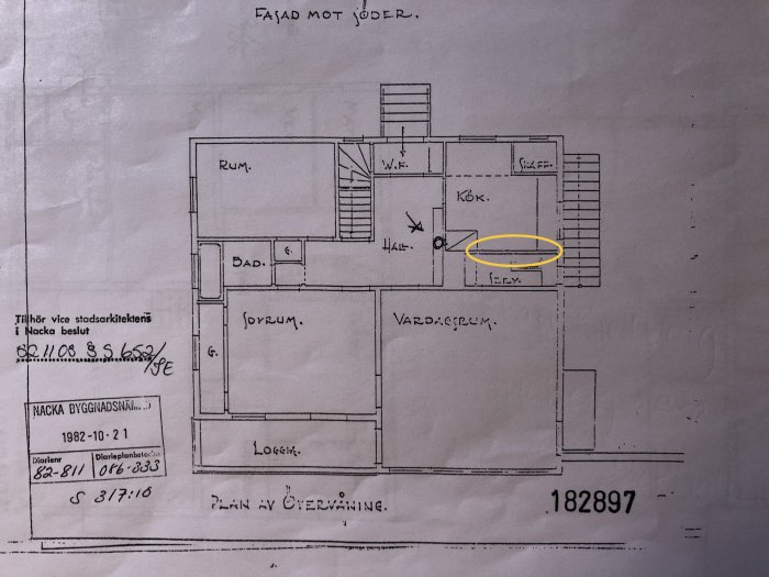 Ritning av ett hus med markering kring en vägg mellan kök och serveringsrum som användaren överväger att riva.