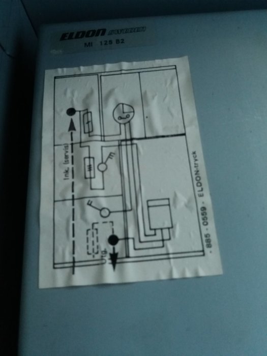 Etikett med elektriskt schema på en ELDON-utrustningslåda, med frågor om okända komponenter.