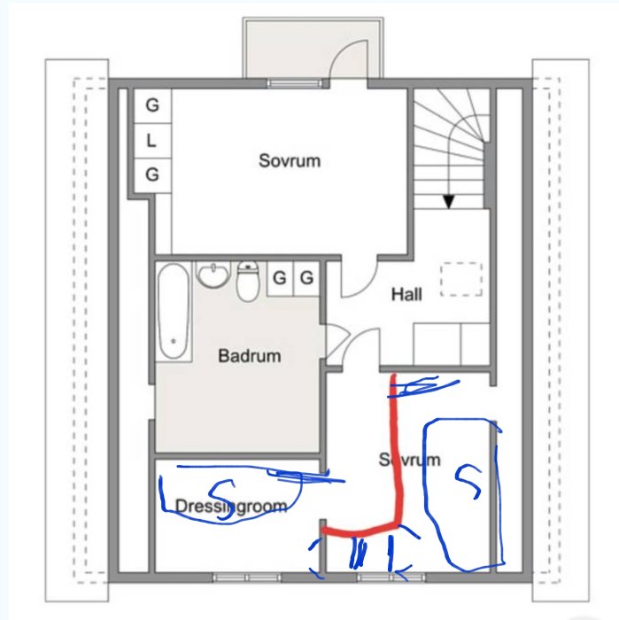 Ritning av husplan med markerat område för garderober i blått och gångväg i rött.