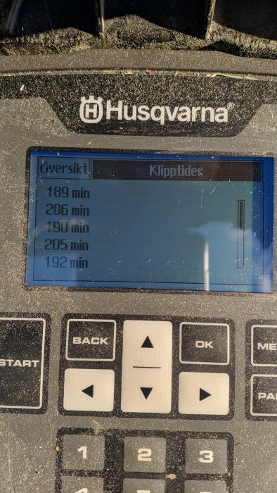 Display på en Husqvarna gräsklippare visar klipptider mellan 189 och 206 minuter.