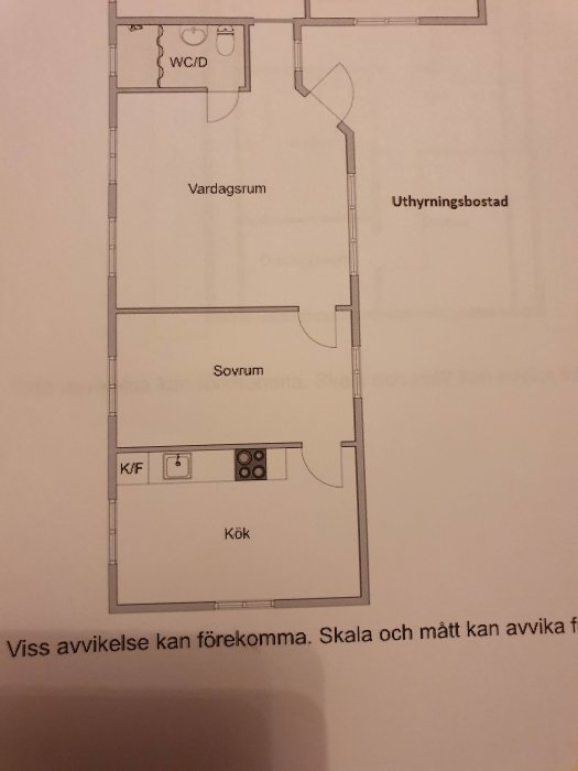 Planritning av en bostad med två barnrum, kök, vardagsrum, WC/dusch och en uthyrningsdel, med notis om möjliga avvikelser.