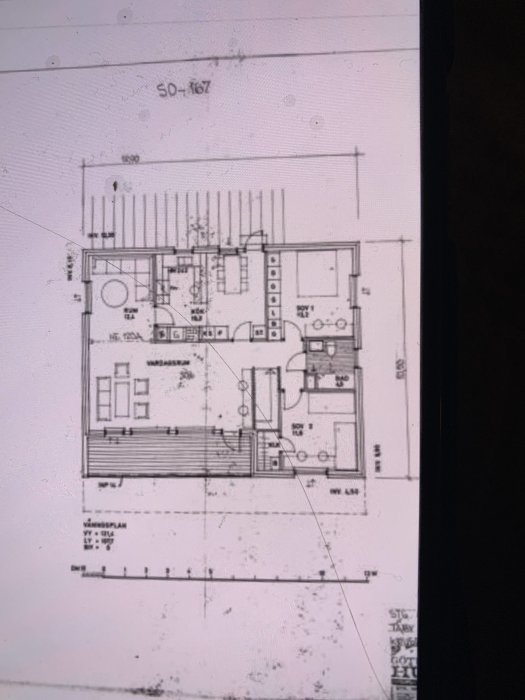 Arkitektonisk ritning av övervåningen i ett hus med avgränsningar för kök, matsal och andra rum.