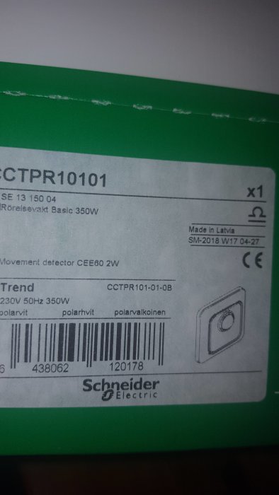 Etikett på en rörelsevakt med tekniska specifikationer från Schneider Electric.