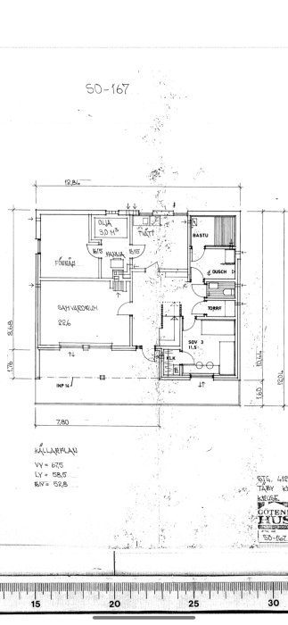 Arkitektritning av ett hus inklusive källarplan med utmärkta rum och mått.