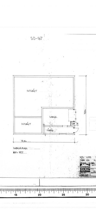 Arkitektritning av en övervåning med markerad murstock och potentiell öppning för öppen spis.