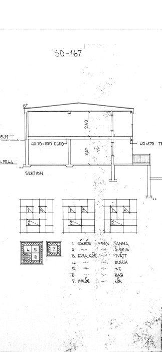 Byggritning med sektion och planvy av hus, markerad murstock och noteringar för renovering.