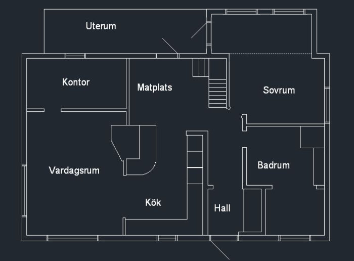 Planritning av ett hus med utrymmen som sovrum, badrum, kök och vardagsrum markerade, inklusive förslag på utbyggnad.