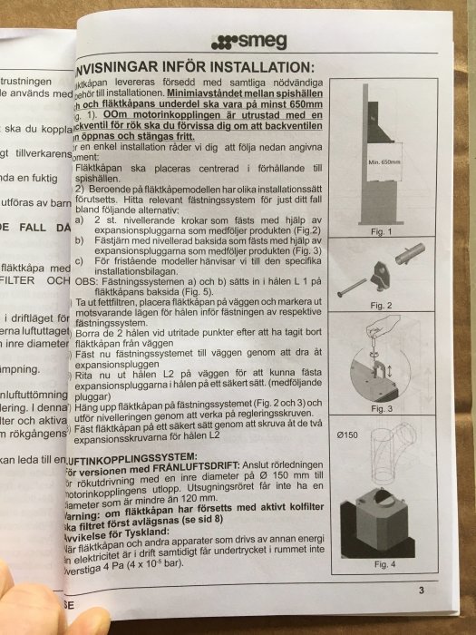 Installationssida från en Smeg fläktanvisningsmanual med bilder och textinstruktioner.