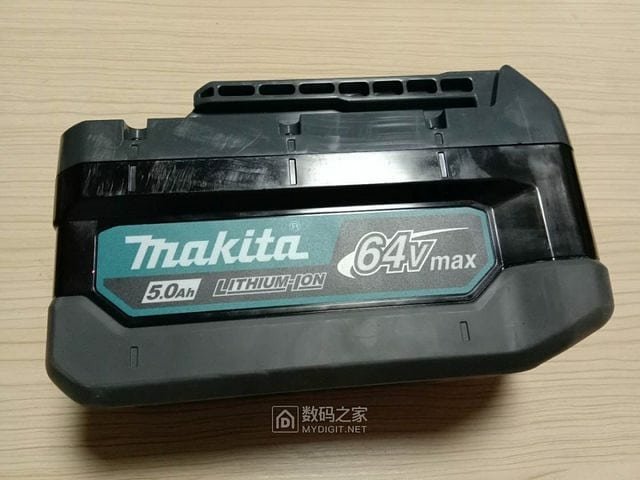 Makita 64V max 5.0Ah litiumjonbatteri på ett bord.