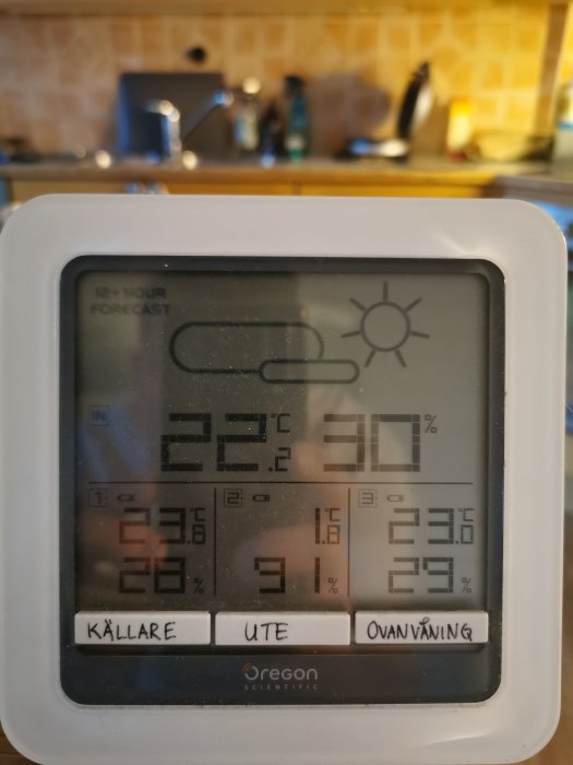 Inomhus- och utomhusklimatmätare som visar temperatur och luftfuktighet för källare, ute och övervåning.