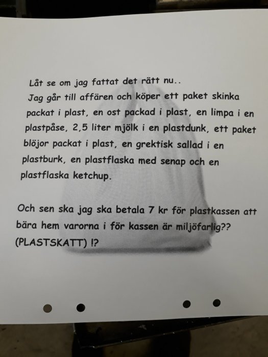 Utskriven text om plastanvändning i varor och frågan om plastskatt på ett vitt papper.