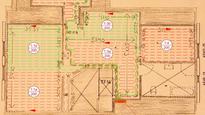 Ritning över en byggnadsplan med uppmärkta värmeledningar och mått noteringar.