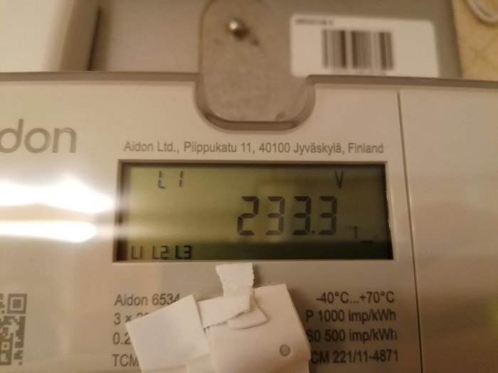 Elmätare visar spänningen för fas 1 (L1) som är 233.3V.