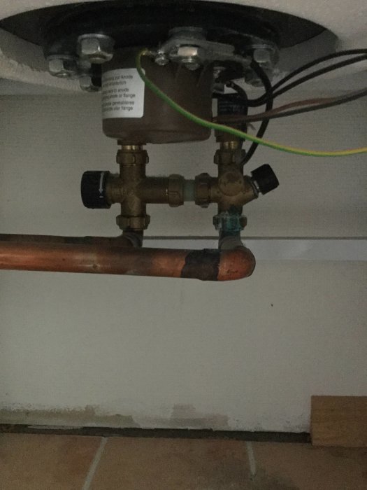 Varmvattenberedare kopplat till kopparledningar underifrån utan synlig säkerhetsventil.