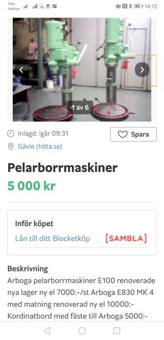 Två gröna pelarborrmaskiner från Arboga i en verkstad, med redskapsbord i förgrunden.