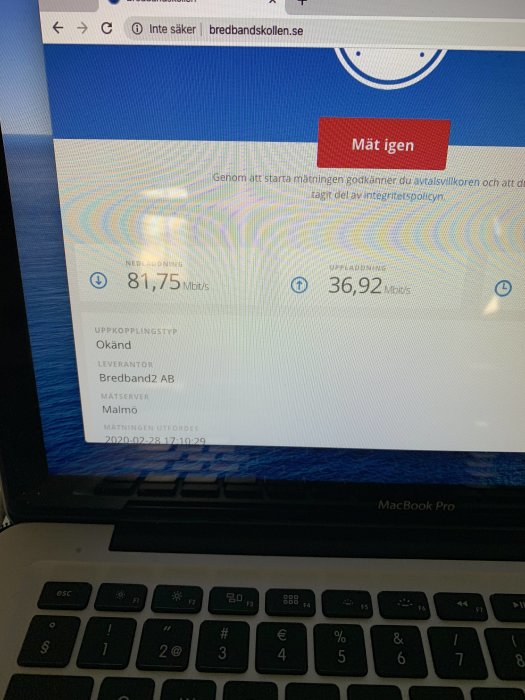 Skärmdump av bredbandsprestandatest på en laptop med nerladdning på 81,75 Mbit/s och uppladdning 36,92 Mbit/s.