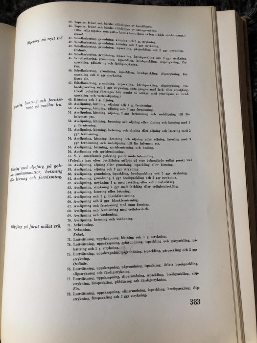 Öppnad gammal bok som visar en sida med text som beskriver olika måleritekniker och arbetssteg på svensk från "Hantverkets bok Måleri" från 1934.