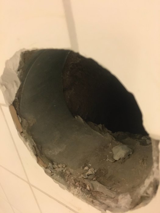 Hål i vägg utan synlig våtspärr eller silikon, misstänkt felaktig installation i renoverat badrum.