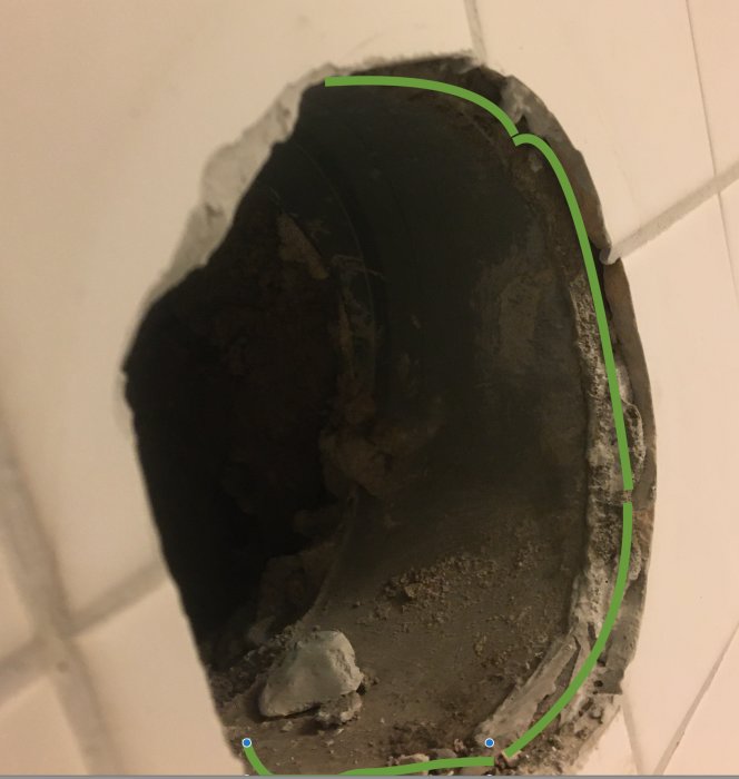 Öppning i vägg med markerat grönt område som symboliserar fuktbarriär mellan kakel och vägg.