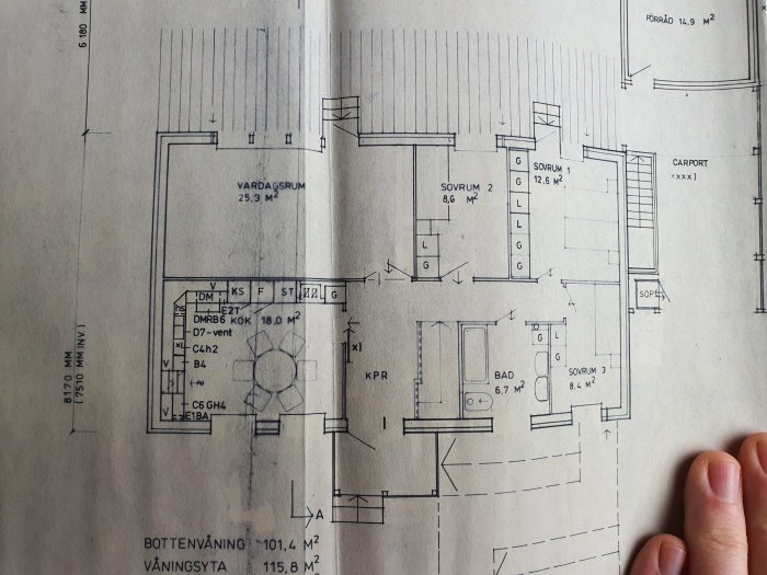 Arkitektritning av en bottenplanslösning för en bostad med måttangivelser och rumsetiketter.