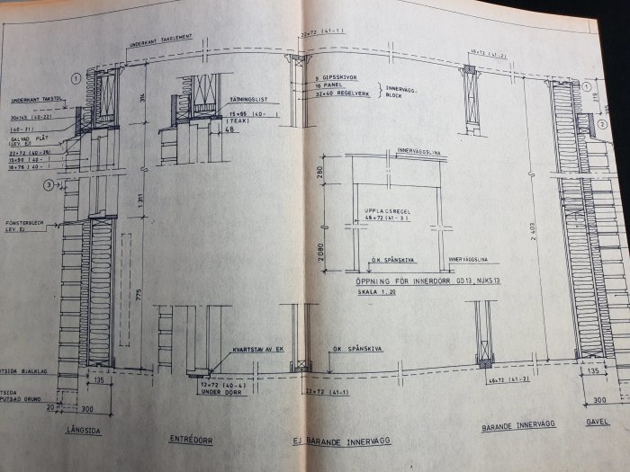 Detaljerade arkitektoniska ritningar av en byggnadssektion med mått och materialspecifikationer.