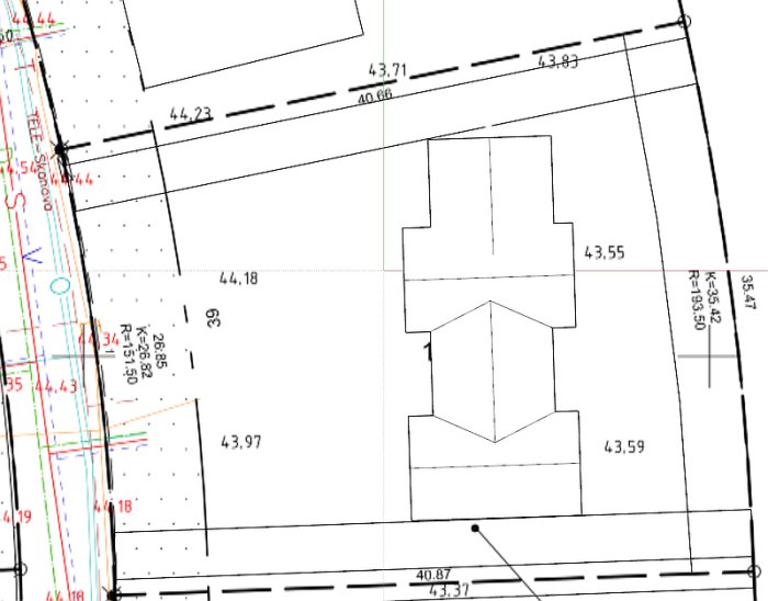 Arkitektritning av ett H-format hus med måttangivelser och planlösning för diskussion och feedback.