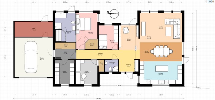 Ritad planlösning av ett hus med beteckning av rum som kök, vardagsrum, sovrum, garaget och mer, orientering med norr åt vänster.