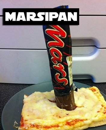 Marschokladstång som sticker upp ur ett stycke ostpizza, med texten "MARZIPAN" ovanför.