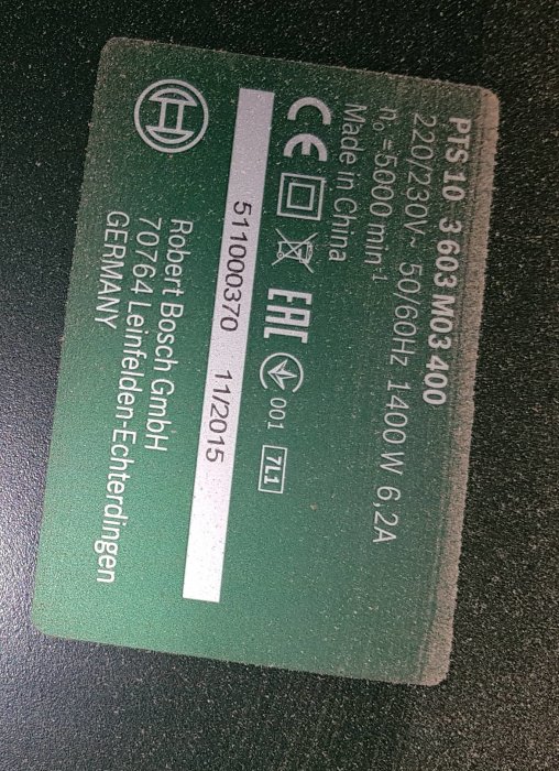 Typskylt på en Bosch-elverktyg med CE-märkning och tekniska specifikationer.