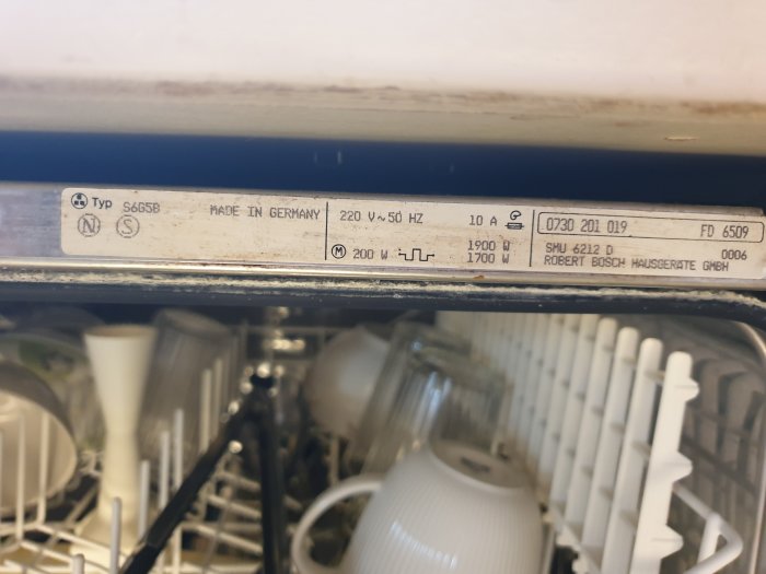 Gammal diskmaskin med typskylt och disk synlig inuti, text "Made in Germany" och tekniska specifikationer.