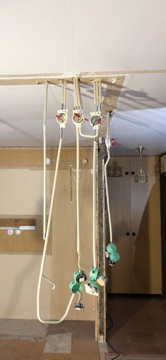 Tomt utrymme med exponerade elektriska installationer på väggen där nytt kök ska byggas.