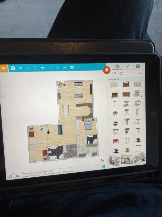 Översikt av en digital planlösning på en surfplatta för ett enplanshus, visar rum och möblering.
