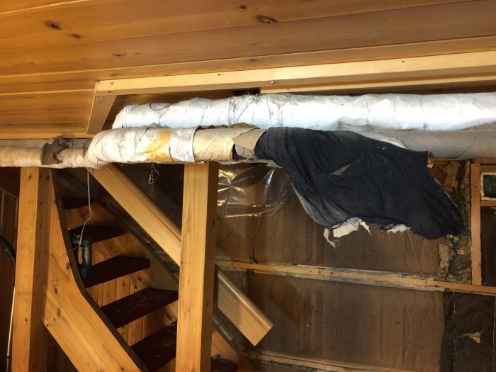 Del av en pågående källarrenovering med synlig isolering och träkonstruktioner.