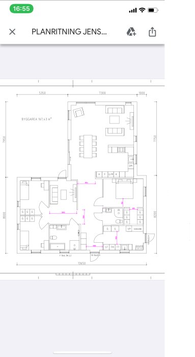 Plantekning av ett hus med markerade ändringar för att flytta badrummet intill garderoben.