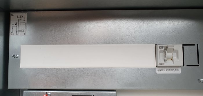 Öppet elektriskt mätarskåp med en etikett "KUNDENS STRÖMBRYTARE" och en GARO HB 340 strömbrytare till höger.